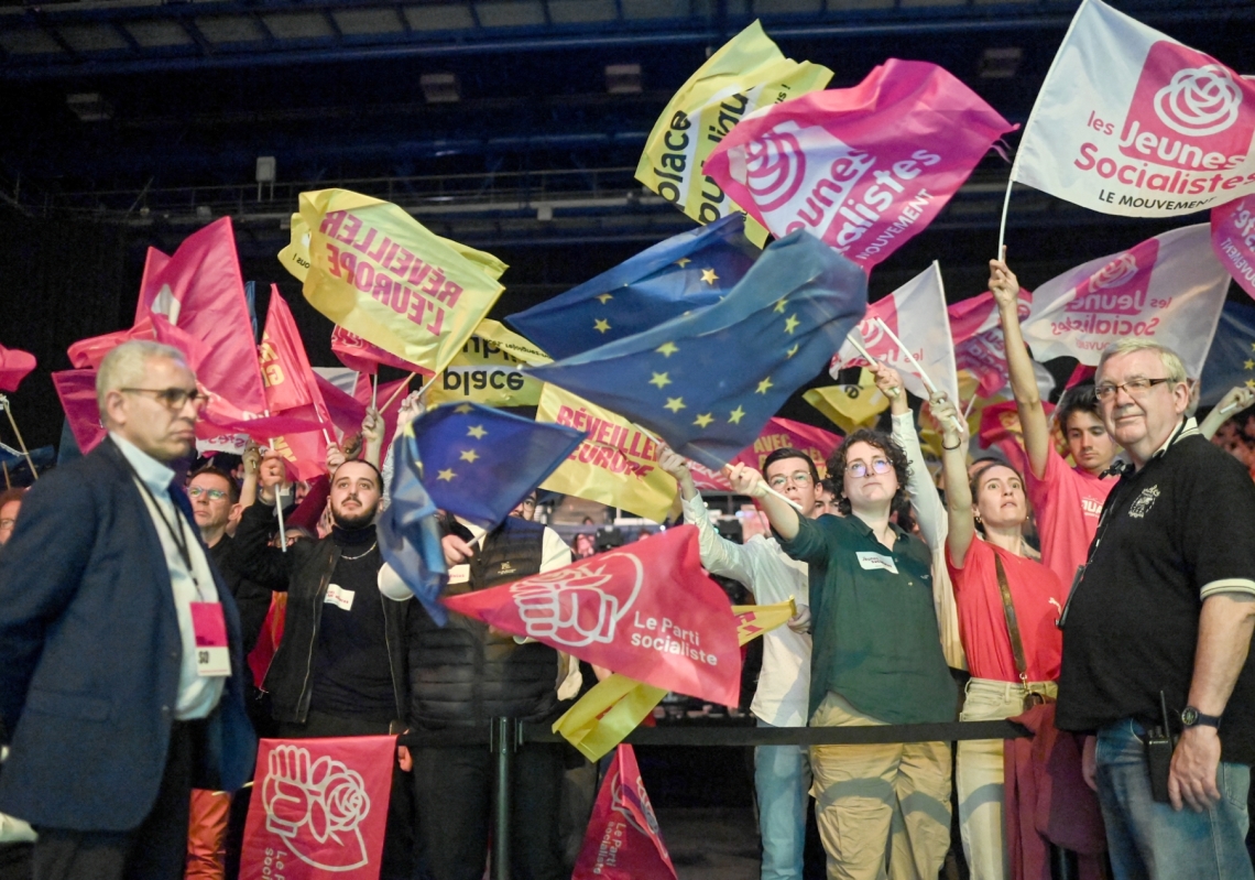 ناشطون يلوحون باعلام الحزب الاشتراكي الفرنسي وحزب "الساحة العامة" قبيل انتخابات البرلمان الاوروبي قرب مدينة نانت في 13 ابريل