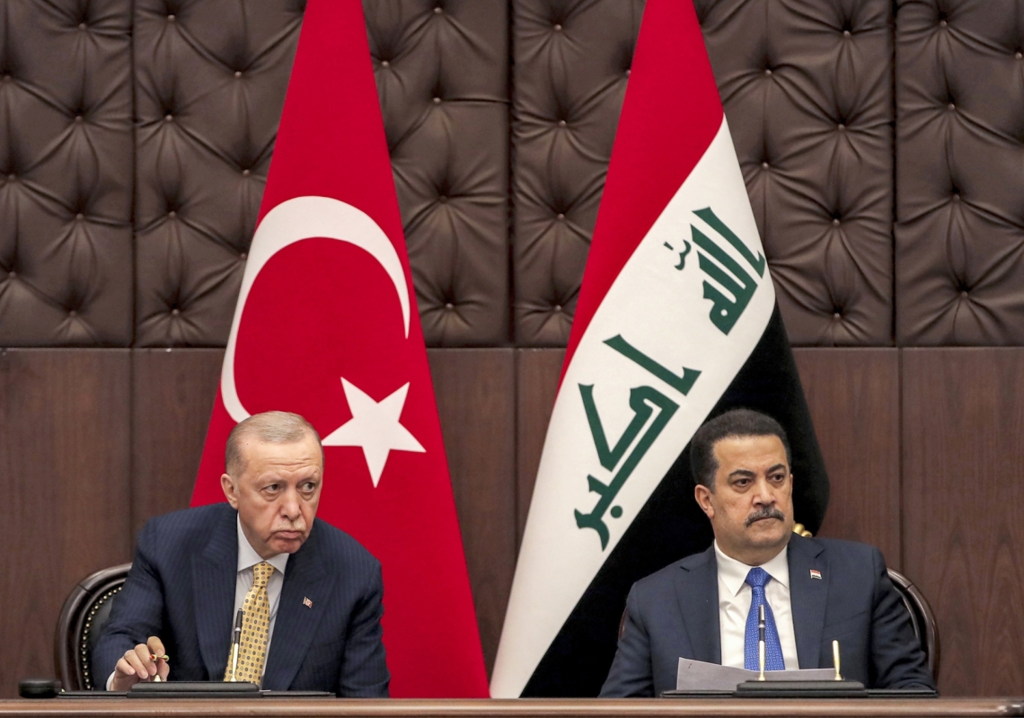 رئيس الوزراء العراقي محمد شياع السوداني، إلى اليمين، والرئيس التركي رجب طيب أردوغان يحضران اجتماعا لتوقيع اتفاقيات ثنائية في بغداد 22 أبريل